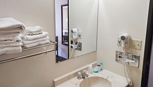 Magnuson Hotel Ironwood Bathroom